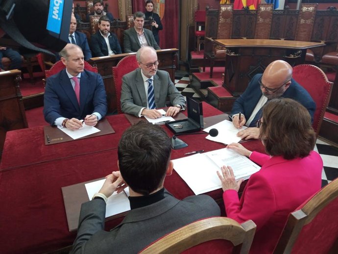 Firma de la adquisición del edificio y las parcelas.