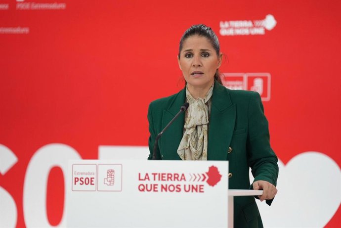 La portavoz del PSOE de Extremadura, Isabel Gil Rosiña, ofrece una rueda de prensa