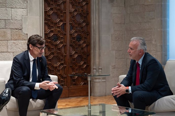 El president del Govern, Salvador Illa, i el ministre de Política Territorial i Administració Pública, Ángel Víctor Torres, a la Generalitat