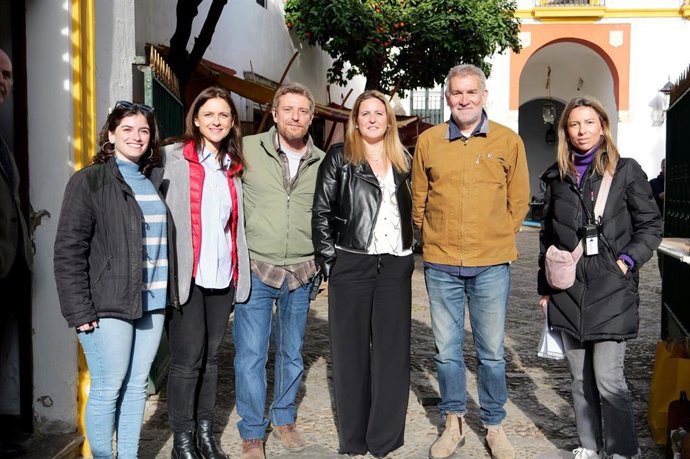 Angie Moreno, acompañada por parte del staff de la serie The Young Sherlock y responsables de Sevilla Films and Events.