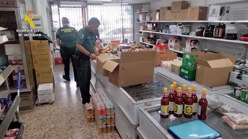 Agentes de la Guardia Civil inspeccionando el establecimiento reincidente y del que se han incautado 1.200 alimentos caducados y que se iban a poner a la venta