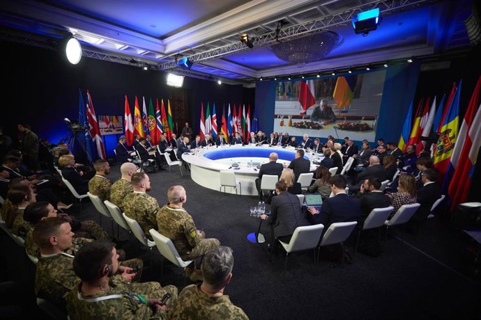 El presidente de Ucrania, Volodimir Zelenski, encabeza una reunión de ayuda a la que asisten líderes europeos, entre ellos el español Pedro Sánchez