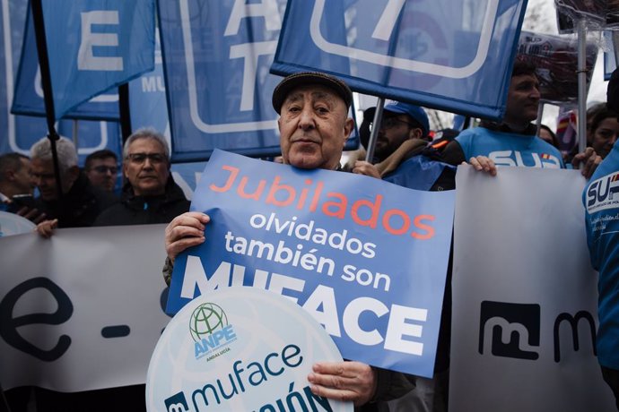 Archivo - Varias personas durante una concentración, frente a la sede central de MUFACE, a 22 de enero de 2025, en Madrid (España). La Plataforma Intersindical frente al Colapso Sanitario, formada por los sindicatos USO, ANPE, FEDECA, SIAT, SPP, SUP UFP y