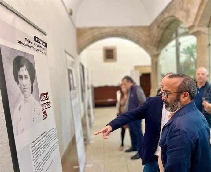 El presidente de la Diputación de Cáceres, Miguel Ángel Morales, visita una exposición sobre Memoria Histórica en una foto de archivo