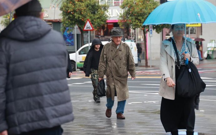 Personas en una jornada de precipitaciones en Sevilla.