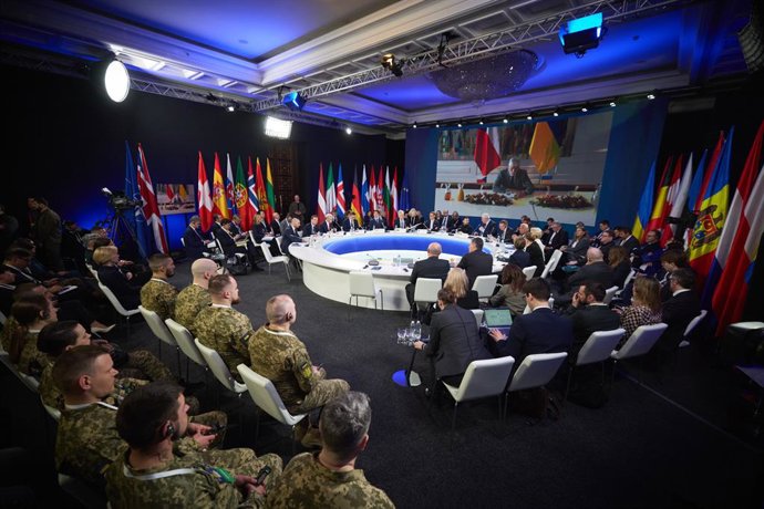 O presidente da Ucrânia, Volodimir Zelenski, lidera uma reunião de ajuda com a presença de líderes europeus, incluindo o espanhol Pedro Sánchez.