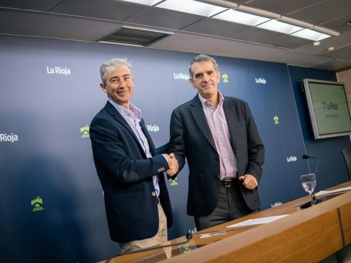 El director general de Medio Natural y Paisaje, Ignacio Sáenz de Urturi, y el delegado de I-DE Redes Eléctricas Inteligentes, Carlos Sobrino, firman del convenio para proteger avifauna