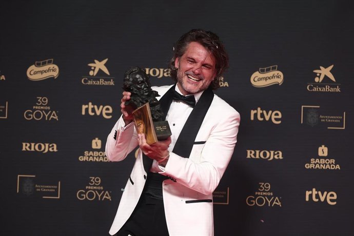 El actor Salva Reina posa tras recibir el Goya a Mejor actor de reparto por 'El 47', en la 39º edición de los Premios Goya 