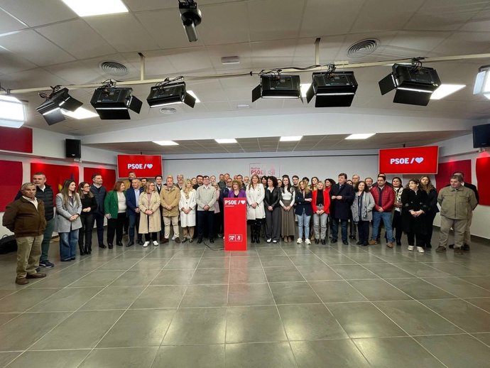 La secretaria general del PSOE de Huelva, María Eugenia Limón, en rueda de prensa tras presentar su candidatura para revalidar su mandato, arropada por numerosos socialistas onubenses.