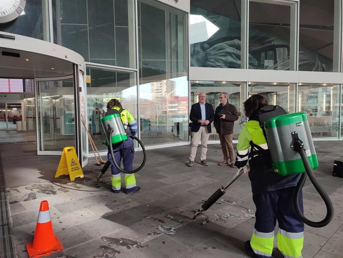 El Ayuntamiento desarrolla una campaña de limpieza especial de retirada de chicles por varias zonas de Logroño