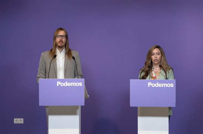 Archivo - Arquivo - O porta-voz do Podemos, Pablo Fernández, e a co-porta-voz do Podemos, María Teresa Pérez, durante uma coletiva de imprensa na sede do partido em 9 de setembro de 2024 em Madri (Espanha).