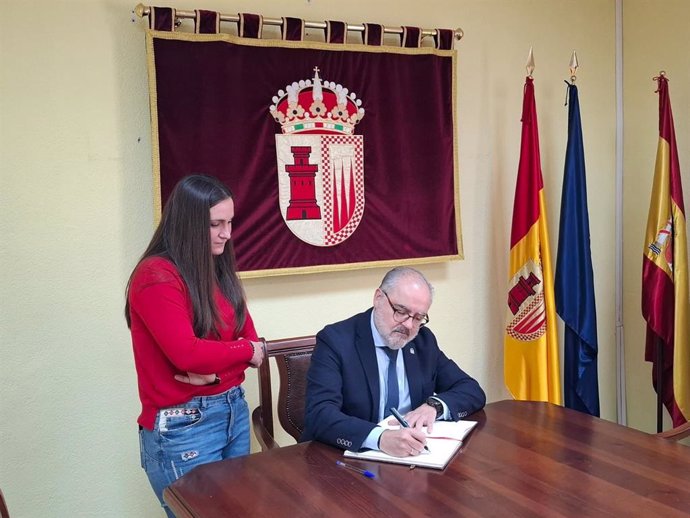 El delegado de Justicia, Administración Local y Función Pública de la Junta en Granada, Luis Recuerda, y la alcaldesa de Torre Cardela, María Vera