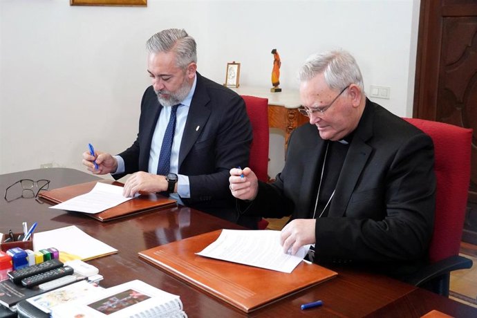 El alcalde de Santomera, Víctor Martínez, y el obispo, José Manuel Lorca, firman el convenio