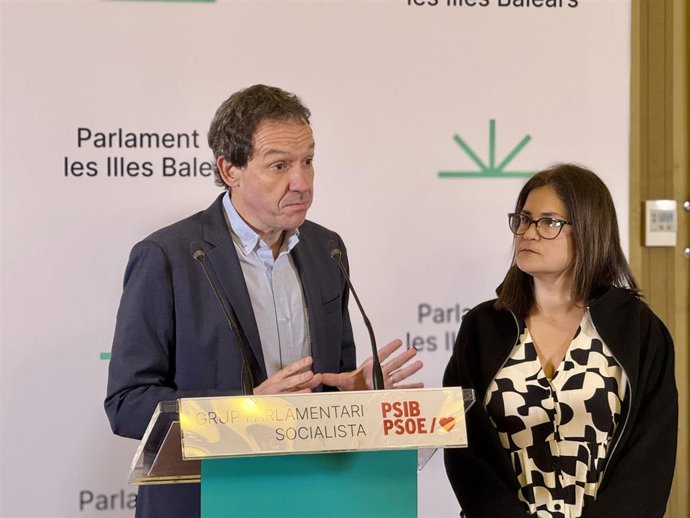 El portavoz parlamentario adjunto del PSIB-PSOE, Marc Pons, en rueda de prensa, junto a la diputada Irantzu Fernández