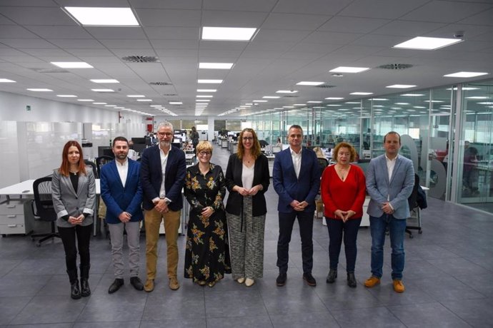 La consejera de Igualdad, Sara Simón, visita la empresa Mixer & Pack.