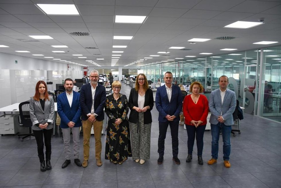 La consejera de Igualdad, Sara Simón, visita la empresa Mixer & Pack.