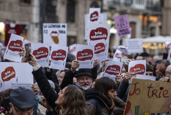 Desenes de persones durant una manifestació convocada per la Plataforma per l'Ensenyament, a 22 de febrer de 2025, a València, Comunitat Valenciana (arxiu). 