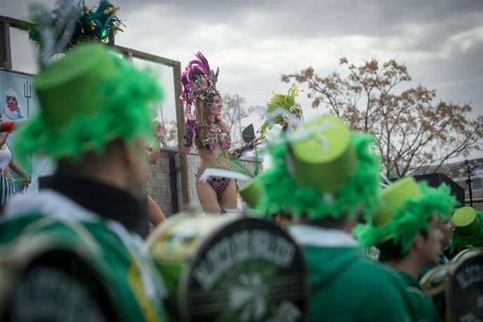 Archivo - Desfile de Carnaval de Madrid Río desde el Puente Perrault hacia la Explanada Negra en el Parque de Madrid Río, a 18 de febrero de 2023
