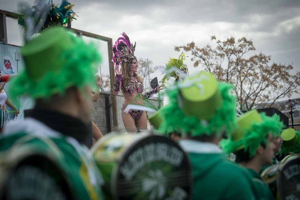Archivo - Desfile de Carnaval de Madrid Río desde el Puente Perrault hacia la Explanada Negra en el Parque de Madrid Río, a 18 de febrero de 2023