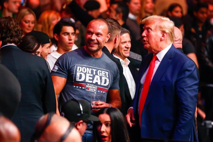 Archivo - Imagen de archivo del presidente de Estados Unidos, Donald Trump, en un acto junto al comentarista político Dan Bongino, en 2023.