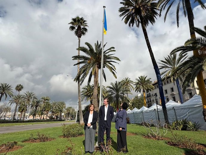 Izado de la bandera ucraniana en el paseo Sagrera de Palma.