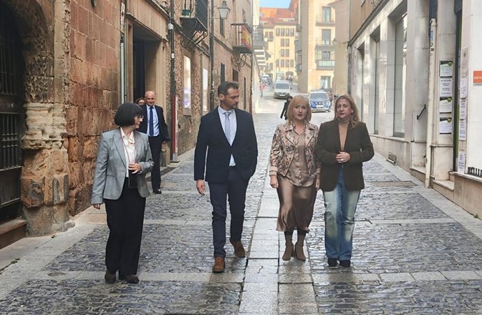 Leticia García (segunda por la dcha) visita las oficinas del ECYL de Soria para presentar el servicio piloto de atención virtual.