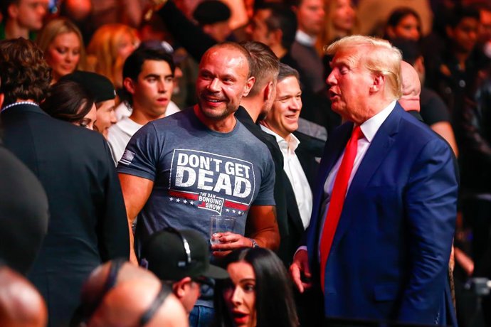 Archivo - Arquivo - 11 de novembro de 2023, Nova York, Nova York, EUA: O ex-presidente dos EUA DONALD TRUMP,  direita, e o apresentador de programa de rádio político conservador DAN BONGINO falam durante o evento UFC 295 no Madison Square Garden, em No