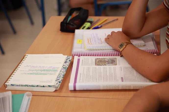 Archivo - Estudiante en un centro público andaluz.