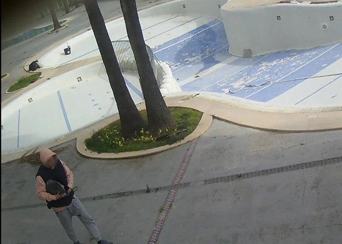 Imagen del robo grabada por una cámara de seguridad del hotel.