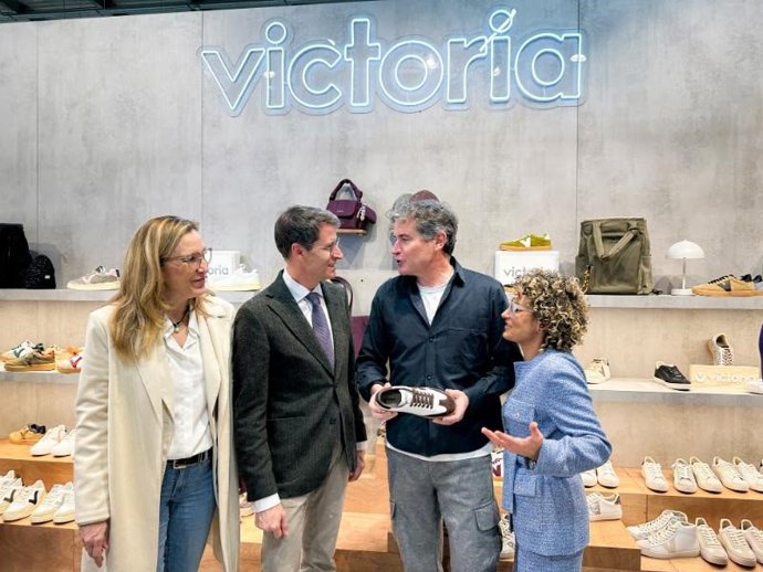 El presidente del Gobierno de La Rioja, Gonzalo Capellán,durante su visita a la 99 edición de la feria MICAM de Milán