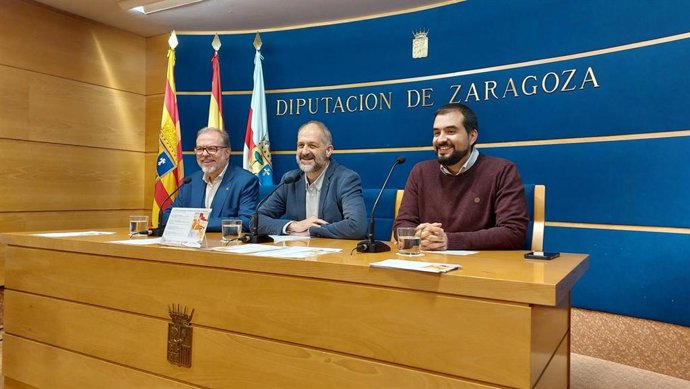 El presidente de la Fundación Gaspar Torrente, Bizén Fuster; el diputado delegado de Archivos y Bibliotecas, José Manuel Latorre; y el director de la 'startup' Historia de Aragón de la Universidad de Zaragoza, Sergio Martínez.