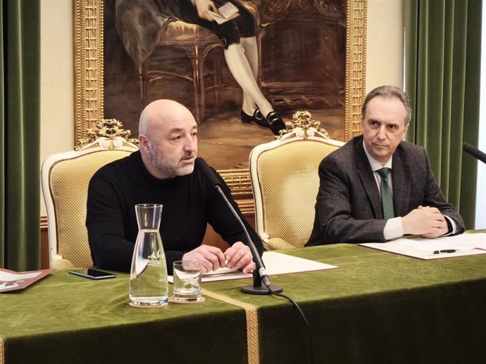El concejal de Servicios Sociales, Vivienda y Cooperación en el Ayuntamiento de Gijón, Guzmán Pendás, y el presidente del Colegio de Farmacéuticos de Asturias, Alfredo Menéndez, firman un acuerdo de colaboración para combatir la soledad no deseada.