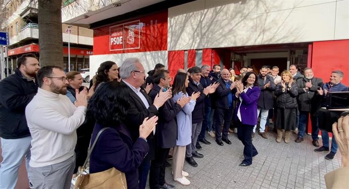 Rafi Crespín, respaldada por cargos públicos y orgánicos del PSOE cordobés, ante la sede provincial de su partido, donde ha presentado su candidatura para seguir liderándolo.
