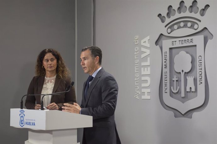 Archivo - El primer teniente de alcaldesa de Urbanismo y Medioambiente en el Ayuntamiento de Huelva, Felipe Arias; Y  la tercera teniente de alcaldesa de Servicios Sociales, Familia, Empleo, Vivienda, Desarrollo Económico y Fondos Europeos, Adela de Mora.