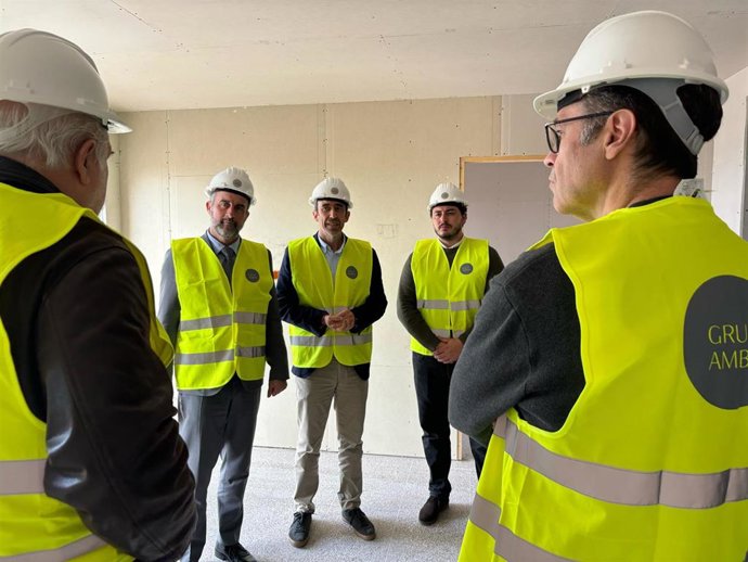 El conseller de Vivienda, José Luis Mateo, en la visita a las dos nuevas promociones en Manacor.