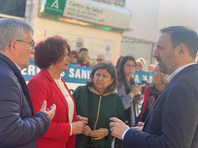 Archivo - Eel concejal Juan Tomás de Aragón, a las puertas del centro de salud de Sevilla Este, junto a la parlamentaria Adela Castaño, en una foto de archivo.