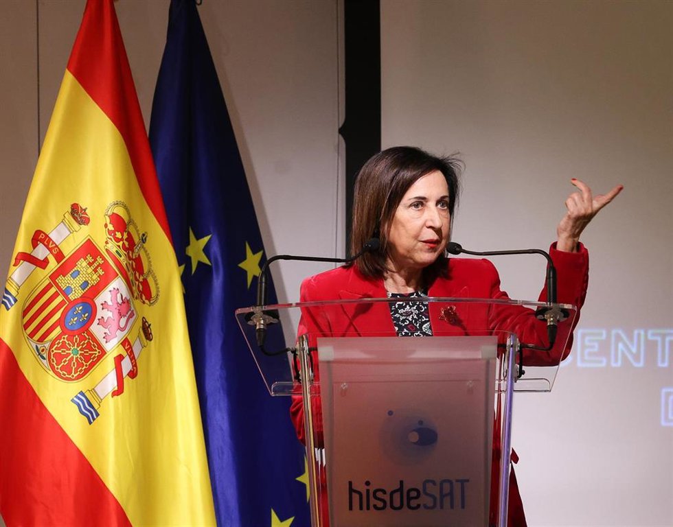 La ministra de Defensa, Margarita Robles, interviene durante su visita a las instalaciones de Hisdesat Centro de Control de Satélites, a 14 de febrero de 2025, en Hoyo de Manzanares, Madrid (España)
