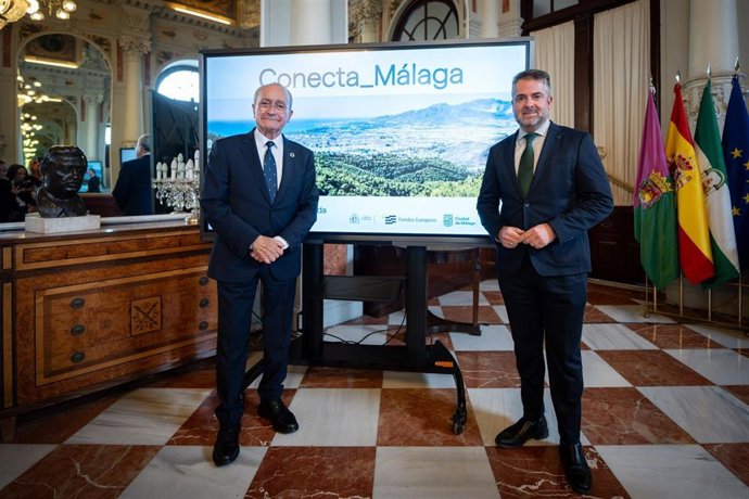 El alcalde de Málaga, Francisco de la Torre, acompañado por el concejal delegado de Economía, Hacienda y Fondos de la UE, Carlos Conde, presentan el plan de actuación integrado 'Conecta_Málaga