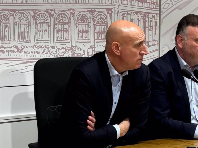 El alcalde de León este lunes en una rueda de prensa.