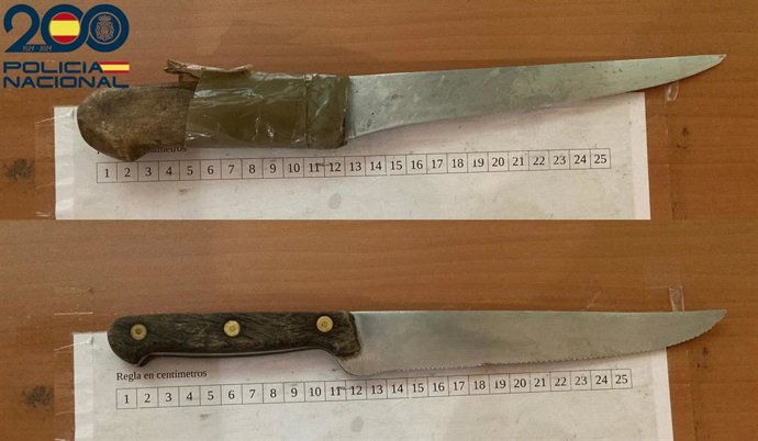 Cuchillos intervenidos al detenido.