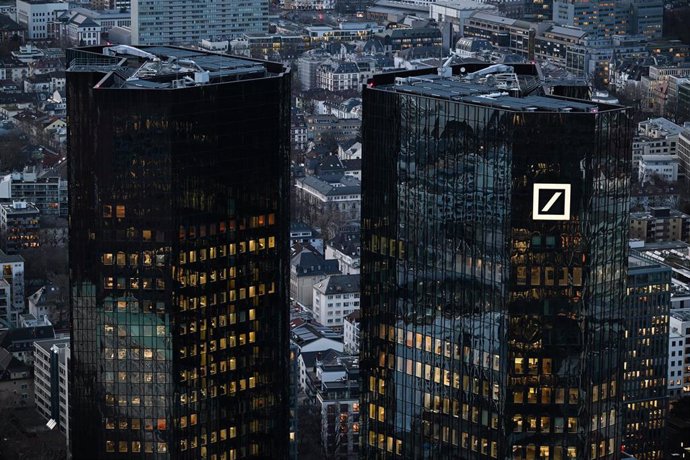 FILED - 29 January 2025, Hesse, Frankfurt/Main: The company logo shines on the façade of Deutsche Bank's headquarters at sunset. Deutsche Bank will no longer offer construction financing and consumer loans under the DSL Bank name and plans to discontinue 