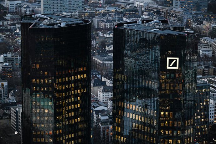 FILED - 29 January 2025, Hesse, Frankfurt/Main: The company logo shines on the façade of Deutsche Bank's headquarters at sunset. Deutsche Bank will no longer offer construction financing and consumer loans under the DSL Bank name and plans to discontinue 