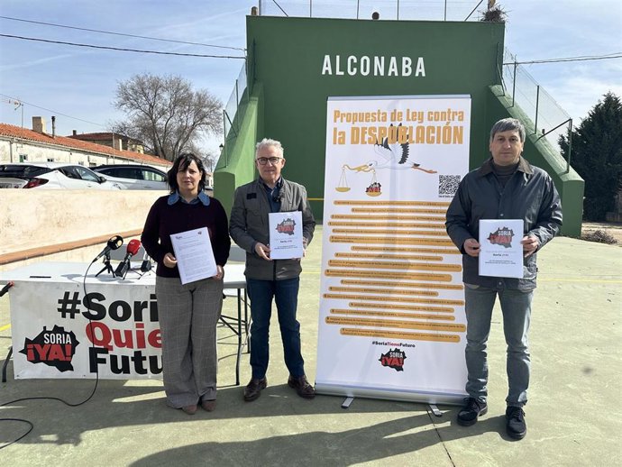 De izda a dcha, García, Ceña y Palomar presentan la Ley de Despoblación de Soria ¡YA!