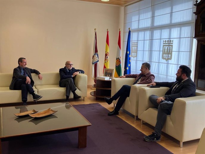 El alcalde de Logroño recibe a Domingo García-Pozuelo, nuevo miembro de la Real Academia de Bellas Artes de San Fernando