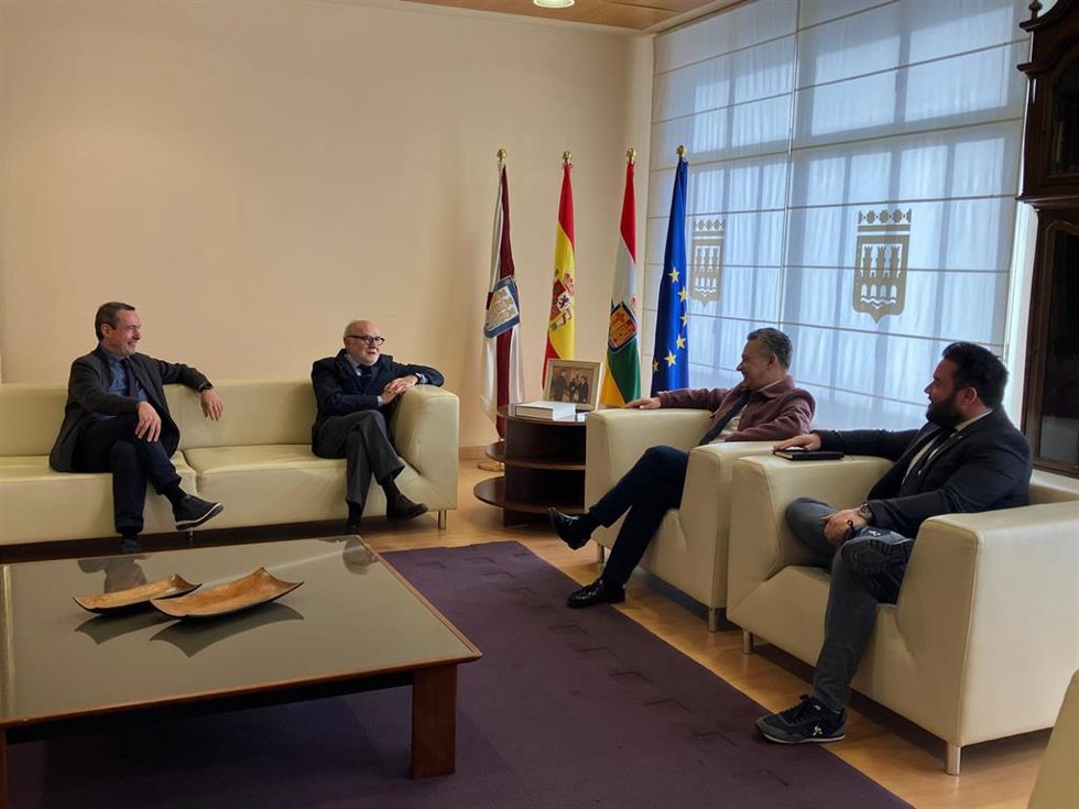 El alcalde de Logroño recibe a Domingo García-Pozuelo, nuevo miembro de la Real Academia de Bellas Artes de San Fernando