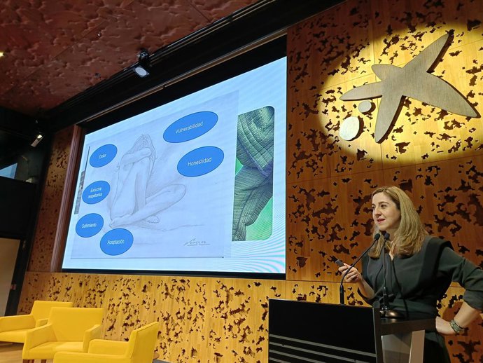 A presidente da Sociedade Espanhola de Cuidados Paliativos, Elia Martínez, durante a conferncia "Palliative Medicine: an essential approach" (Medicina paliativa: uma abordagem essencial).