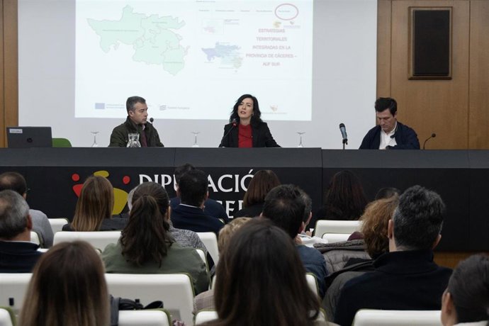 La vicepresidenta Primera de la Diputación de Cáceres, Esther Gutiérrez, se reúne con alcaldes para informar sobre los fondos europeos Feder, a los que optará la institución provincial con proyectos por valor de 40 millones de euros