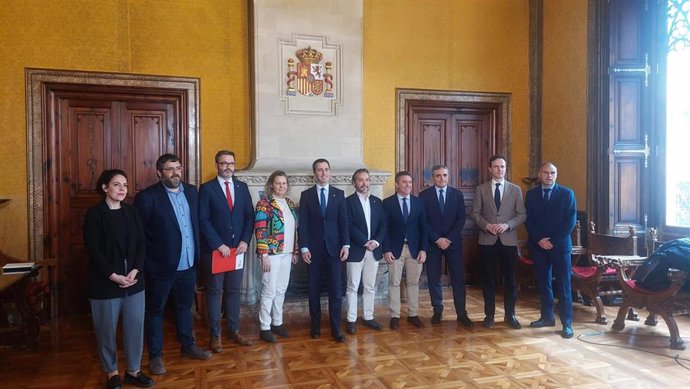 El presidente del Consell de Mallorca, Llorenç Galmés, reunido con diputados y senadores de Baleares para reivindicar un nuevo convenio de carreteras.