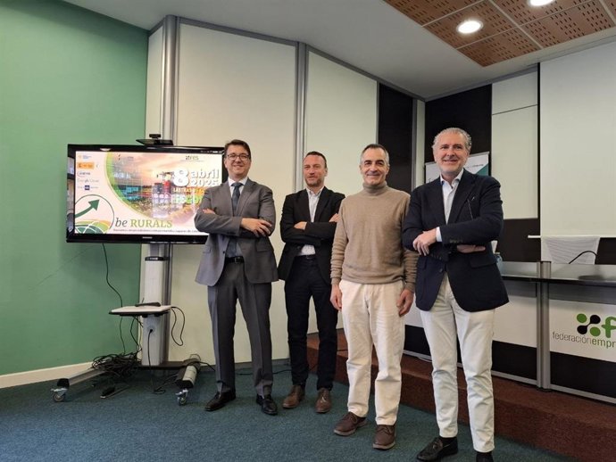 El presidente de la Fundación Caja Rural, Angel Luis Llorente (i); el coordinador de 'Be Rurals', Jesús Canet; el alcalde de Lastras de Cuéllar, Urbano Fernández, y el presidente de FES, Andrés Ortega (FES).