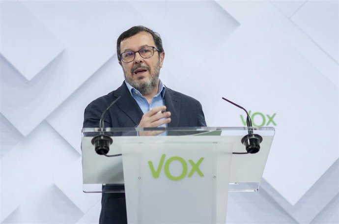 Archivo - El portavoz de Vox, José Antonio Fúster, durante una rueda de prensa en la sede del partido.